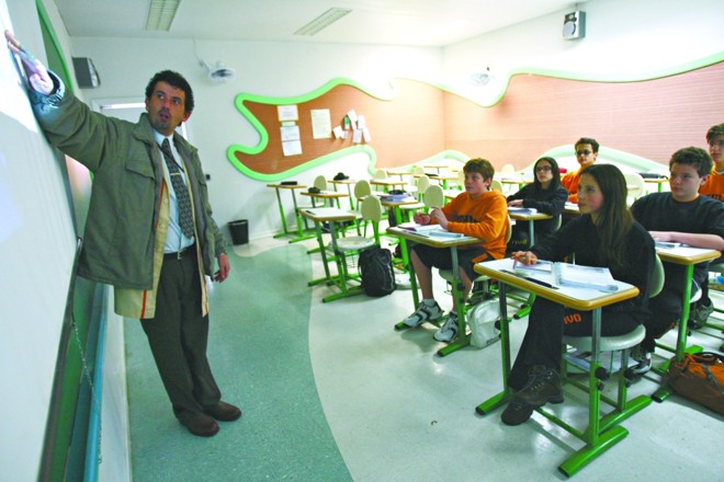O professor de História e Filosofia Carlos Merlin dá aula em escola pública e particular: motivação apesar das condições desiguais. | Priscila Forone/Gazeta do Povo