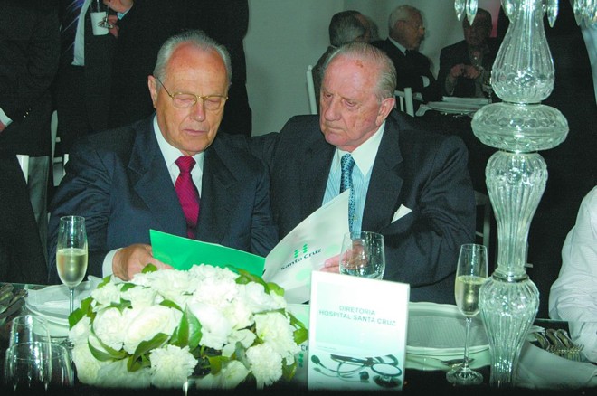 O médico Hamilton Calderari Leal (à dir.) foi o anfitrião do concorrido jantar em homenagem ao Dia do Médico, que reuniu médicos do Hospital Santa Cruz e da Paraná Clínicas, além de outros convidados, na última sexta-feira, no Espaço Batel II. Entre os presentes, o ex-deputado André Zacharow, presidente da Sociedade Evangélica Beneficente | 