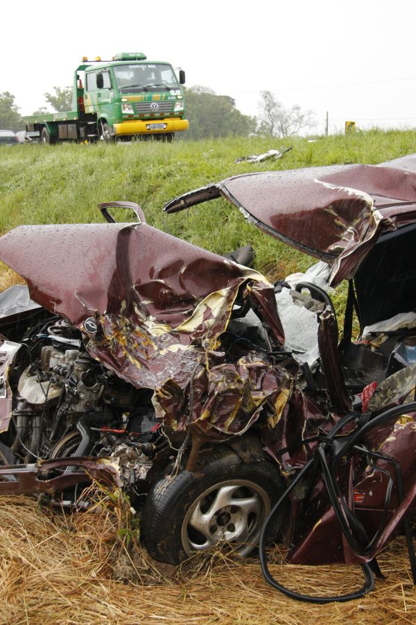 Colisão entre carro e caminhão na BR-376: suspeita de aquaplanagem. | Hugo Harada/Jornal da Manhã
