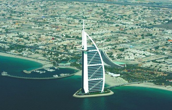 Novo destino do governador: vista aérea de Dubai, com um sofisticado hotel em primeiro plano |