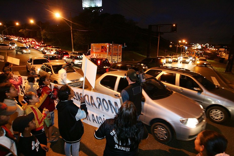 Protesto fecha a Avenida das Torres Manifestação de moradores da Vila Torres, no cruzamento da Avenida das Torres com a Rua Guabirotuba | Daniel Castellano/ Gazeta do Povo