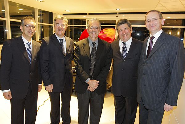 Turma feliz: Paulo Bordin, Sergio Zardo, Jorge Chear Neto, Sady Bordin e Acrisio Cançado comemoram a inauguração da nova concessionária Ford Metropolitana, no bairro Cabral, na noite de quinta-feira. Chear Neto representou a Ford do Brasil no evento | Divulgação