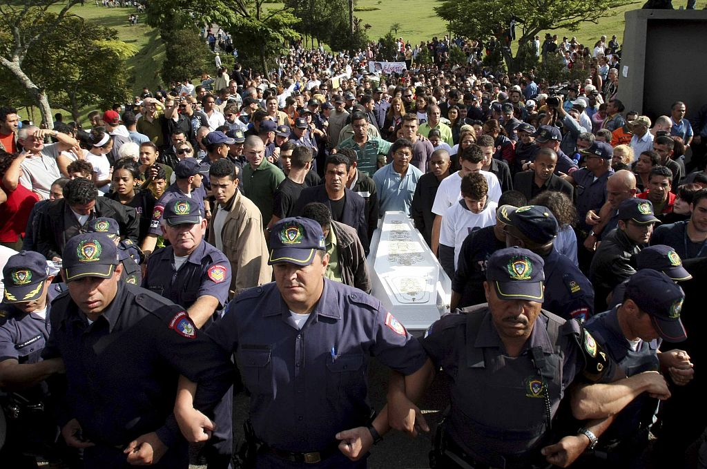 Enterro de Eloá, em Santo André, região metropolitana de São Paulo: cortejo seguido por cerca de 10 mil pessoas | Rodrigo Paiva/Reuters