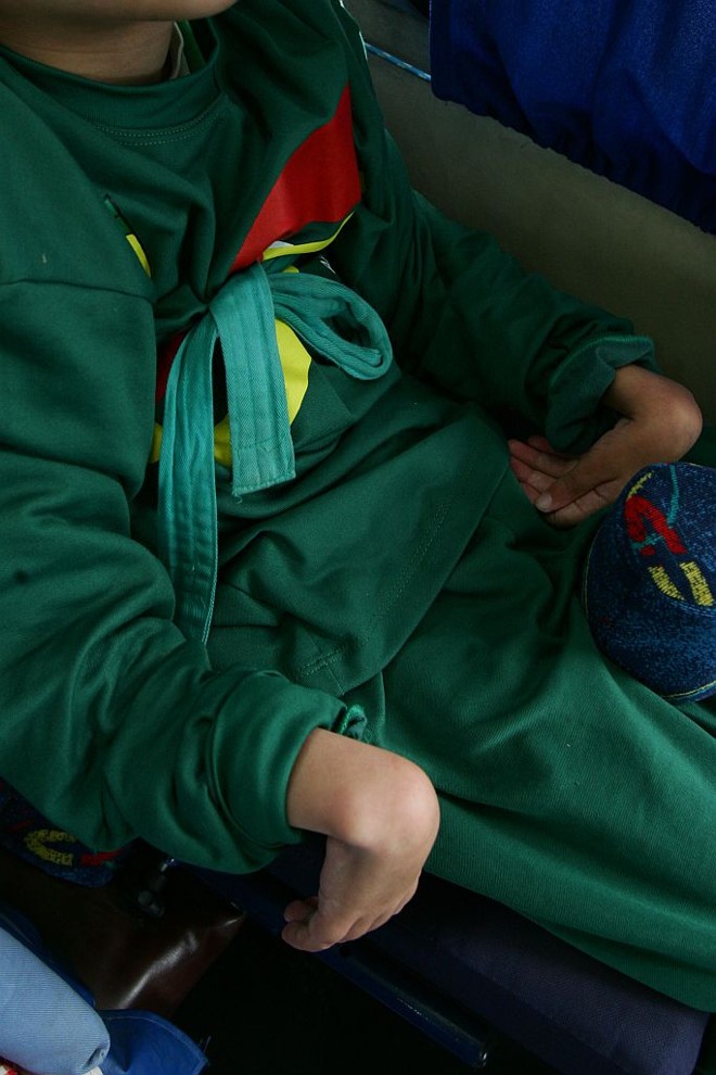 A ausência de cintos de segurança obriga as mães a amarrar seus filhos para que não se machuquem com o sacolejar do ônibus | 