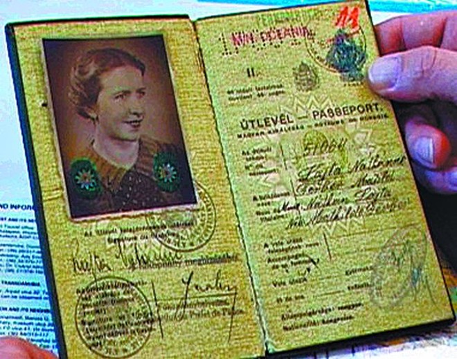 Um Passaporte Húngaro, de Sandra Kogut | 