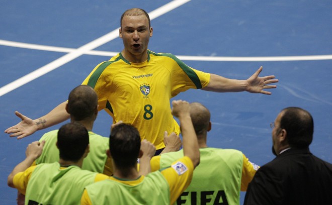 Schumacher comemora um dos gols do Brasil diante da Rússia | 
