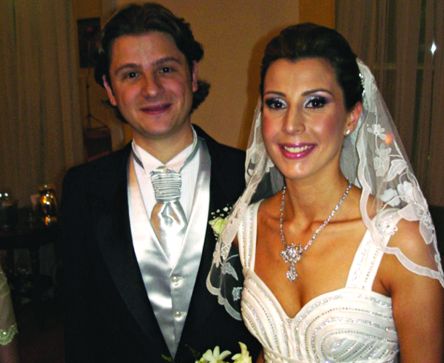 Guirlandas de núpcias- Os salões do Concórdia decorados com gérberas cor de fogo e rosas rubras, arranjadas em porcelanas azuis, foram o cenário do casamento de Karyna Kalluf e Jefferson Corneli. Ali, o bom gosto da mãe da noiva, Regina, herdeira dos Joppert, alemães fundadores da tradicional floricultura Ornamental. Os recém-casados voaram para o Caribe, contou Nelsinho Kalluf, felicíssimo pai da noiva |