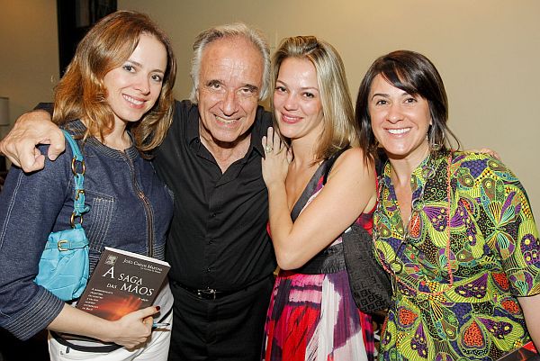 Após a apresentação realizada na loja de vinhos Vino! Batel, na última sexta-feira, o pianista e maestro paulista João Carlos Martins recebeu os cumprimentos e afagos de Márcia Ribas (à esq.), Claudia Victorelli e Maria Tereza de Mendonça. O pocket show beneficente teve renda revertida em prol da ONG Viva Amigos e reuniu 35 privilegiados ouvintes no espaço de eventos da loja | Diego Pisante