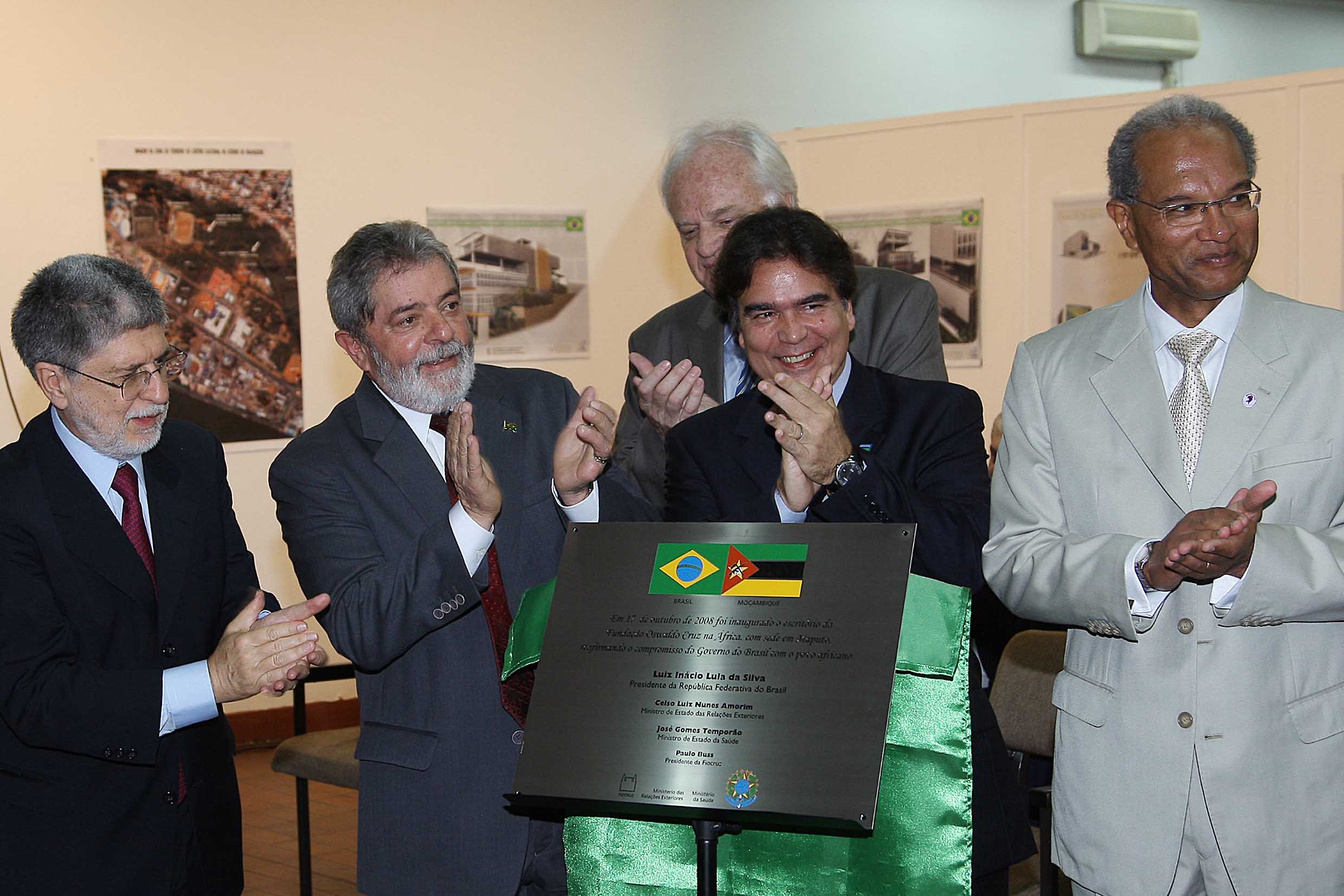 O presidente Lula, os ministros das Relações Exteriores, Celso Amorim, e da Saúde, José Gomes Temporão, e o presidente da Fundação Oswaldo Cruz, Paulo Buss (ao fundo), inauguram instalações da Fiocruz | Ricardo Stuckert/PR/Abr
