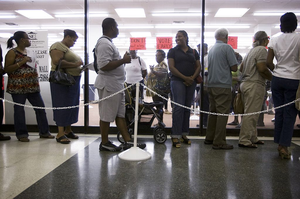 Moradores aguardaram por horas em fila, no primeiro dia de votações antecipadas das eleições nos EUA, na Flórida | Zach Boyden-Holmes / AFP