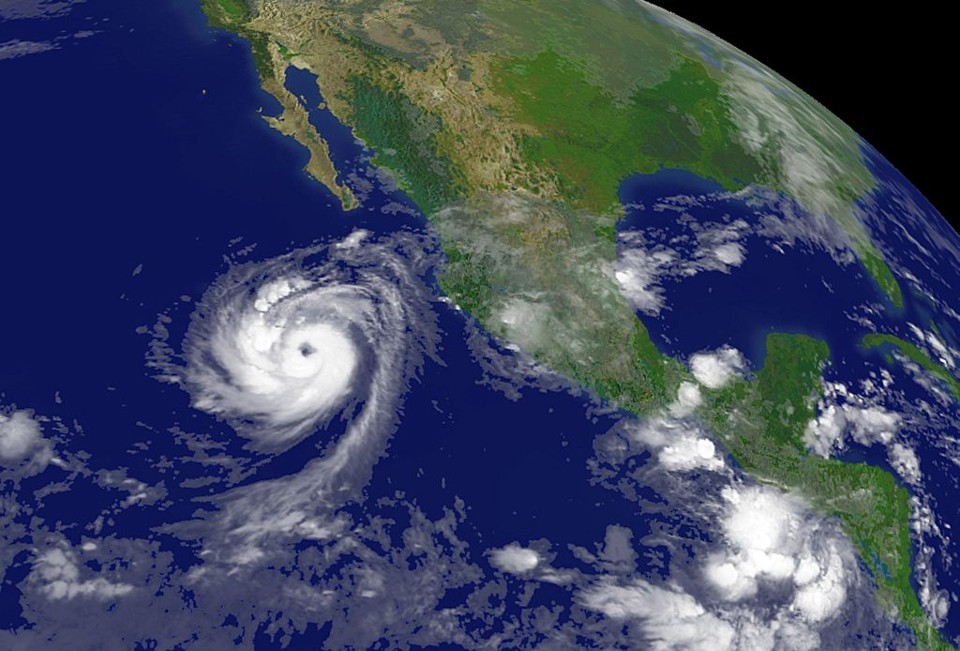 Imagem de satélite mostra Norbert (à esq.) a cerca de 740 quilômetros ao sul da península da Baixa Califórnia | AFP PHOTO