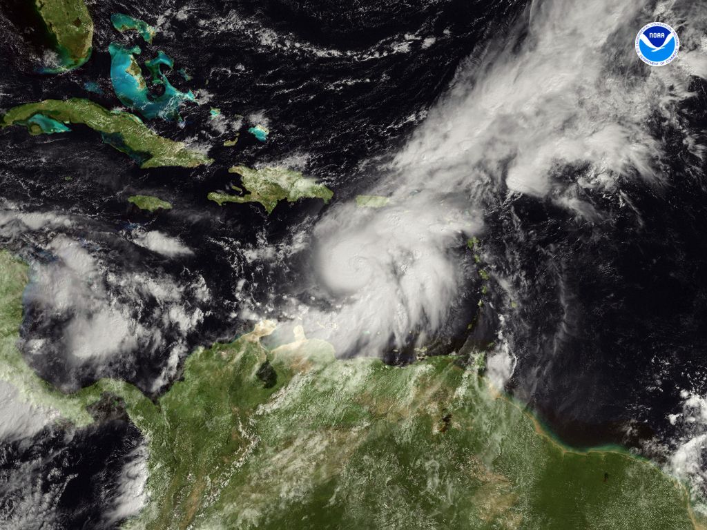 Furacão Omar (centro) está sustentado na categoria 2, com ventos máximos de 120 quilômetros | AFP