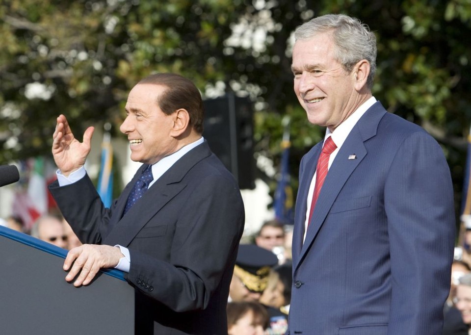 Durante coletiva ao lado de Berlusconi (esq.), Bush (dir.) reafirmou o apoio norte-americano à integridade territorial da Geórgia | Larry Downing / Reuters