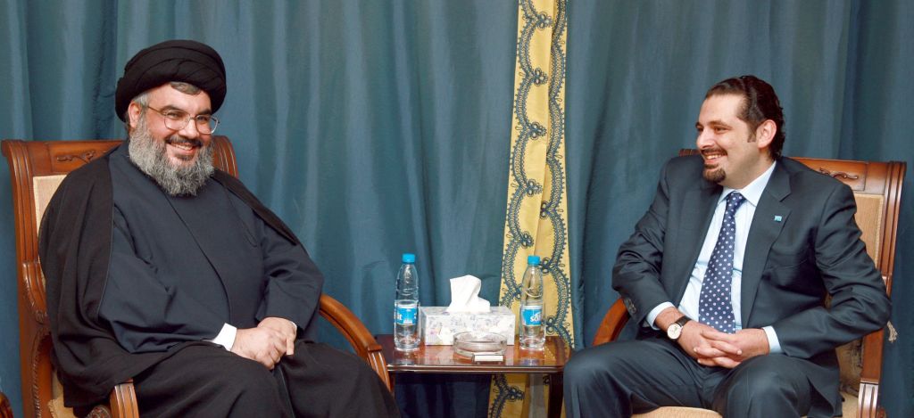 O líder do Hezbollah Nasrallah (esq.) encontrou-se com o líder pró-Ocidente al-Hariri, em Beirute | Handout / Reuters