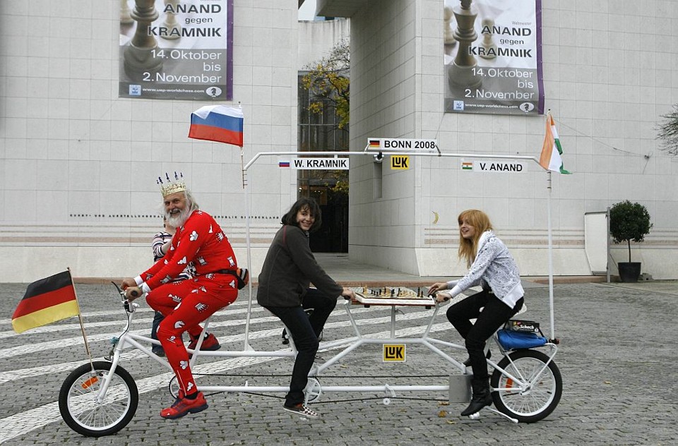 Fã de ciclismo Didi Senft, também conhecido como El Diablo, exibiu a bicicleta nesta terça | Ina Fassbender / Reuters