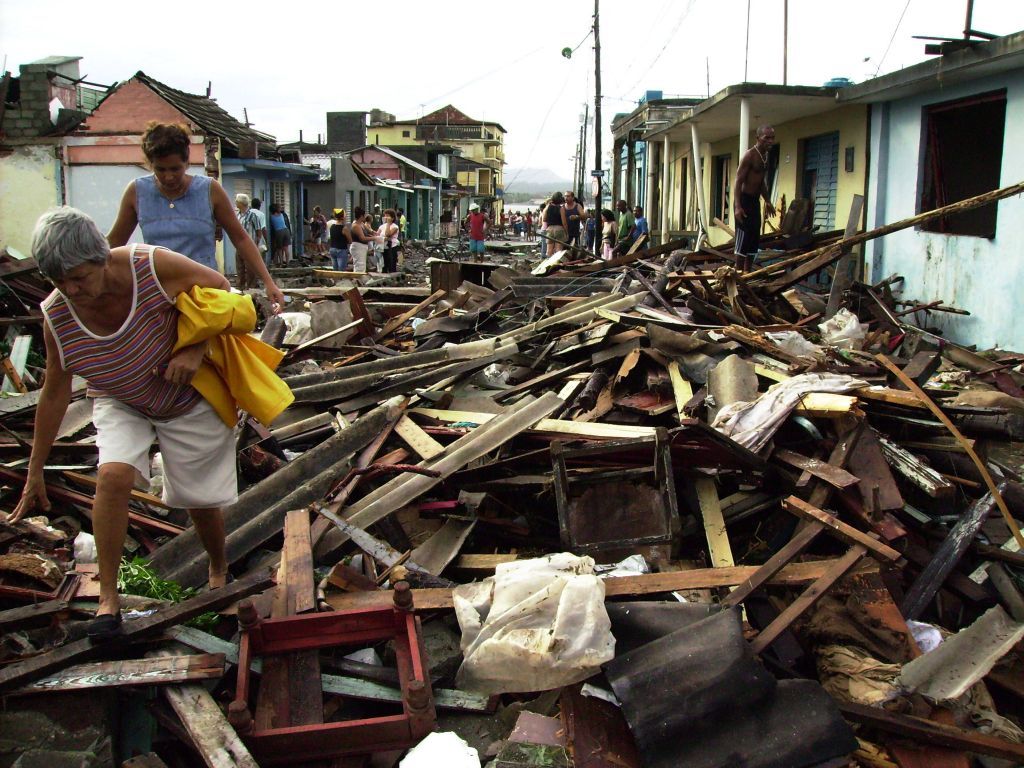 Moradoras cubanas passam em rua devastada pelo furacão Ike: prejuízo pode chegar a US$ 10 bilhões, segundo a tevê estatal cubana | Enrique de la Osa/Reuters