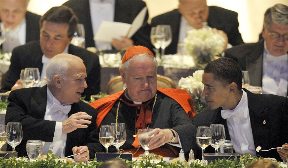 John McCain, o arcebispo de Nova Iorque, Al Smith, e Barack Obama conversam em jantar benificente, na noite de quinta-feira: ataques viraram piadas | Jim Watson/AFP