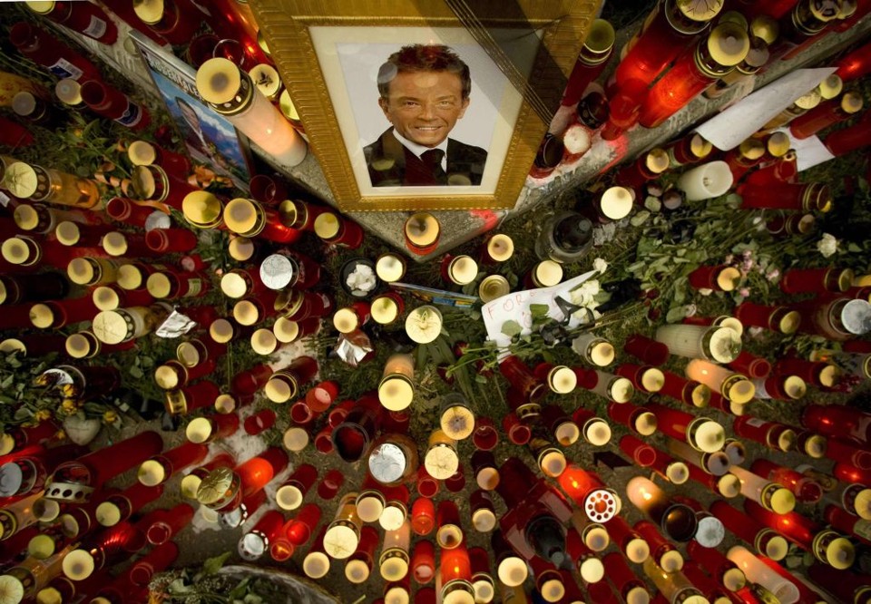 Velas foram acesas no local do acidente fatal sofrido pelo carismático populista Haider, em Klagenfurt, na Aústria | Miro Kuzmanovic / Reuters