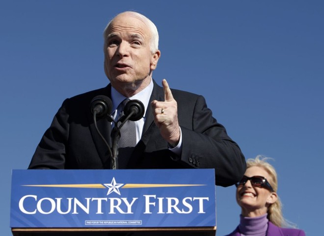 McCain acusa democrata de mentir que não trabalhou com Bill Ayers; Obama diz que republicano apela e semeia o medo e a desconfiança | Carlos Barria / Jim Young / Reuters
