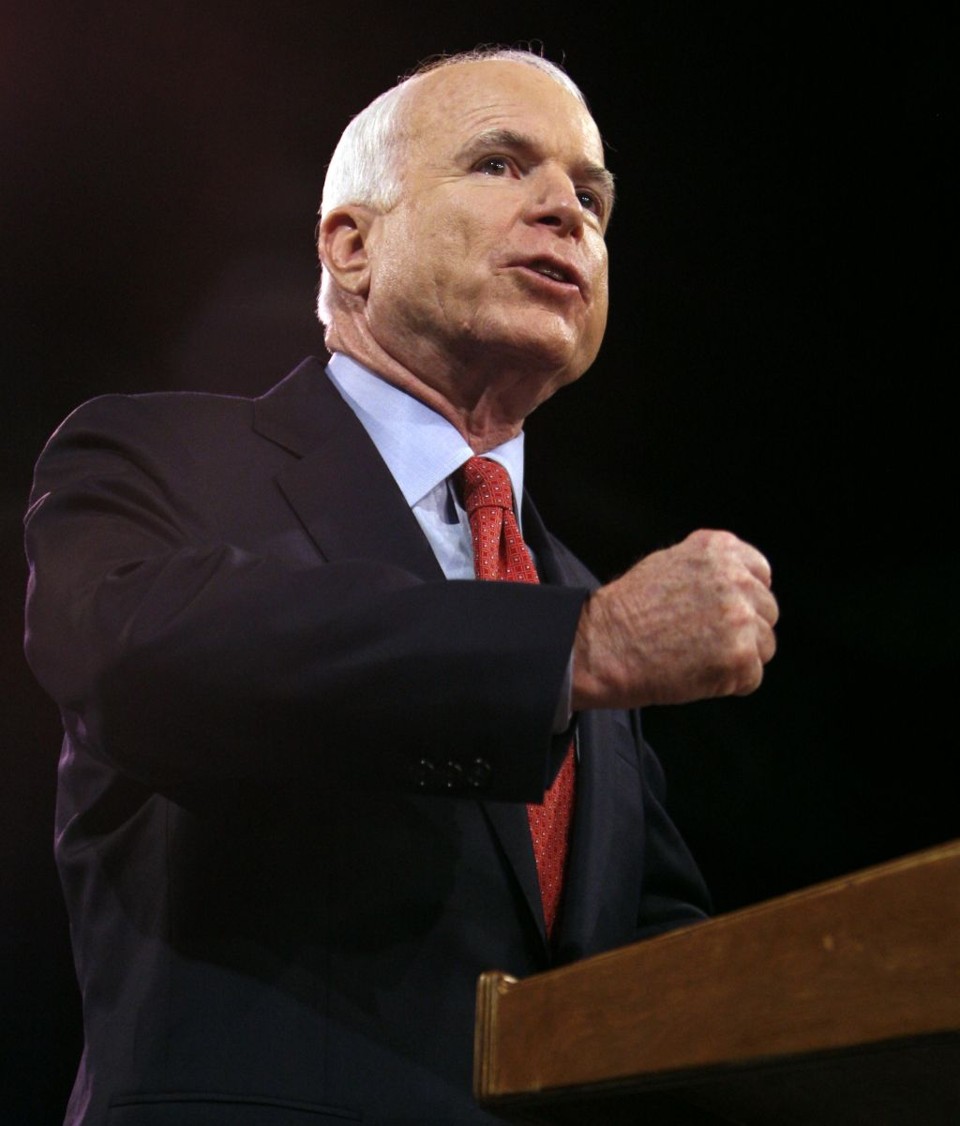 McCain muda tática e volta foco para economia Temos de restaurar a confiança no sistema financeiro (...). Sob meu comando, o Departamento do Tesouro vai garantir 100% de todos os depósitos bancários por um período de seis meses". John McCain, em discurso na Pensilvânia, um dos mais importantes estados sem preferência clara | Carlos Barria/Reuters