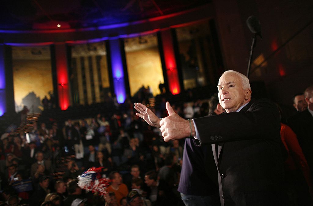 Estratégia adotada por McCain vem surtindo efeito e arrancando aplausos, como no comício realizado na Pensilvânia, nesta terça | Carlos Barria / Reuters