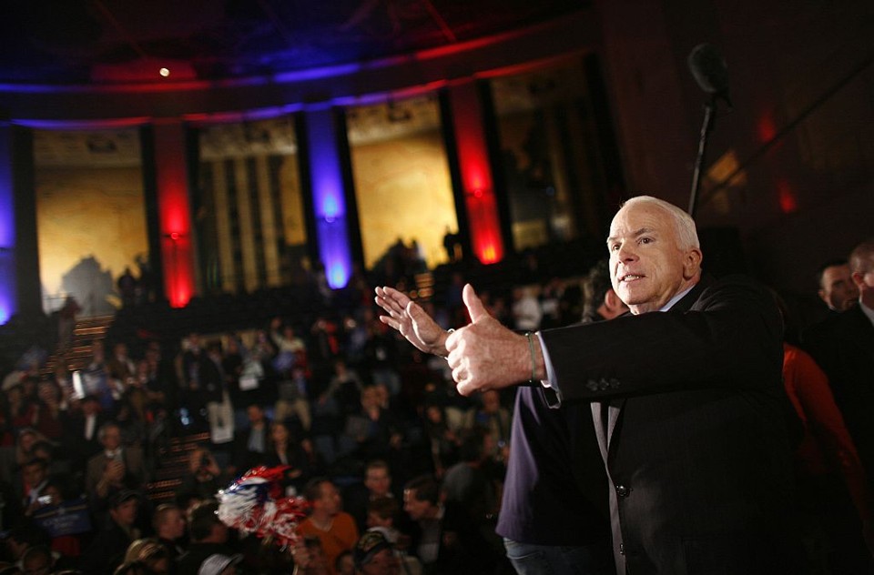 Estratégia adotada por McCain vem surtindo efeito e arrancando aplausos, como no comício realizado na Pensilvânia, nesta terça | Carlos Barria / Reuters