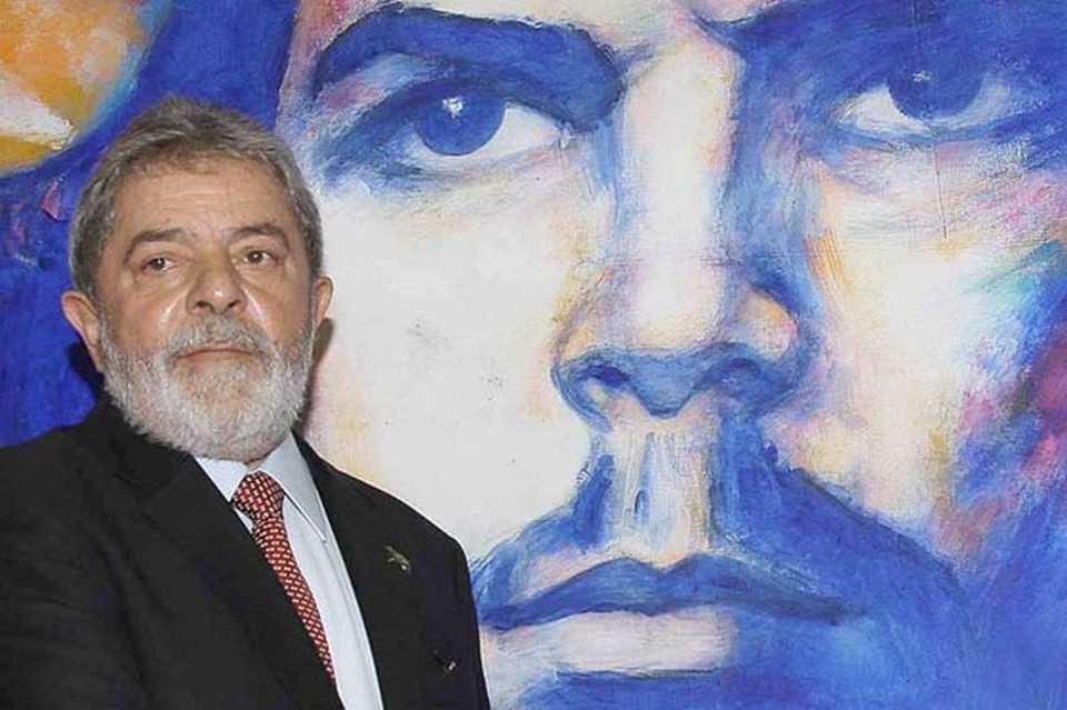 Lula posa ao lado de imagem de Che Guevara durante visita oficial a Havana, em Cuba | Ricardo Stuckert / Agência Brasil
