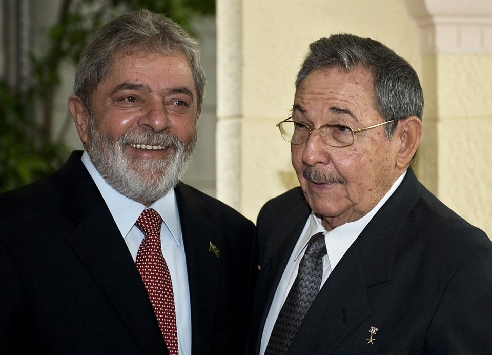 Lula posa ao lado de Rául Castro (dir.) logo após assinatura de contrato entre a Petrobras e Cuba Petróleo para exploração de petróleo | Adalberto Roque / Reuters