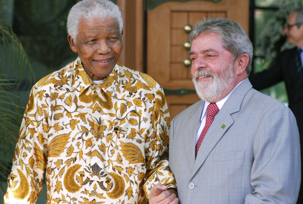 "Estou muito honrado em receber o presidente. Na minha idade, eu estaria cavando a minha própria sepultura", disse Mandela durante encontro com Lula | Grant Neuenburg / Reuters