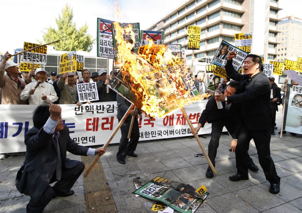 Manifestantes protestam contra a decisão dos EUA de retirar a Coréia do Norte da "lista de terrorismo" | Lee Jae-Won / Reuters