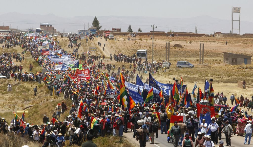 Marcha de 200 quilômetros iniciada na segunda-feira (13) teve um dia de descanso na longa caminhada até La Paz | David Mercado / Reuters