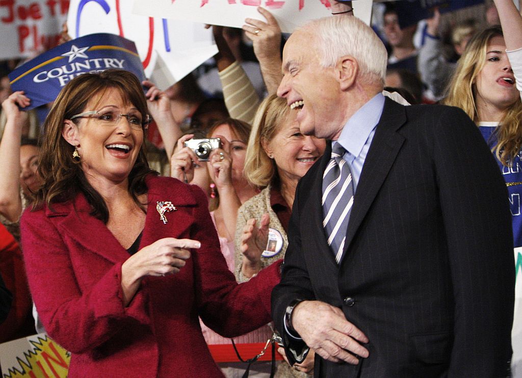 McCain e Palin se uniram para atacar as propostas econômicas de Obama: "A propósito, quando dois políticos independentes se juntam, nem sempre concordam a respeito de tudo, mas isso é muito divertido", disse o republicano | Brian Snyder / Reuters