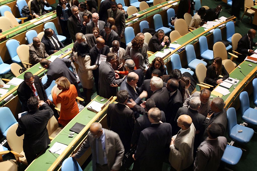 Membros da delegação cubana cumprimentam-se após votação recorde que pede fim do embargo | Spencer Platt/AFP
