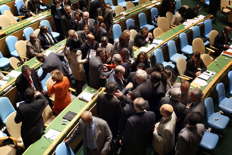 Membros da delegação cubana cumprimentam-se após votação recorde que pede fim do embargo | Spencer Platt/AFP