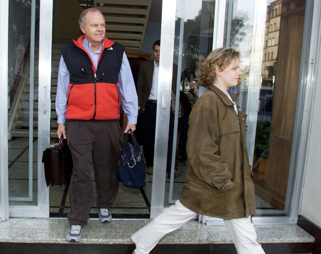 Imagem de arquivo mostra Fossett deixando o Hotel Obino, no Rio Grande do Sul, em 19 de agosto de 2001 | Andres Stapff / Reuters