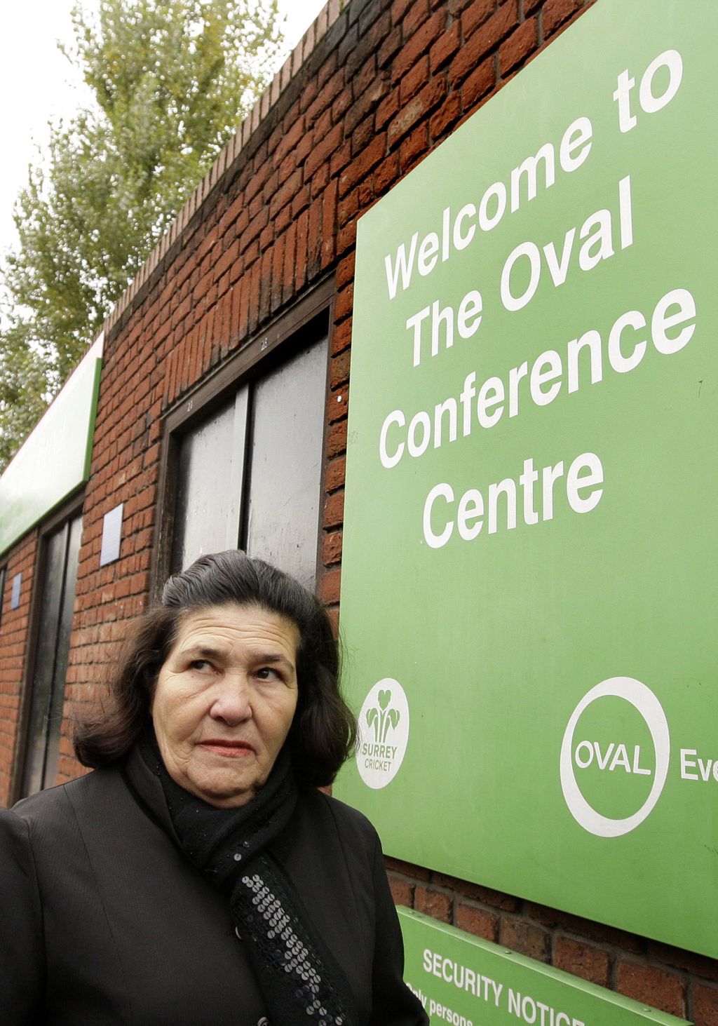Maria Otone de Menezes, mãe de Jean, chega no local da audiência, em Londres | Shaun Curry/AFP