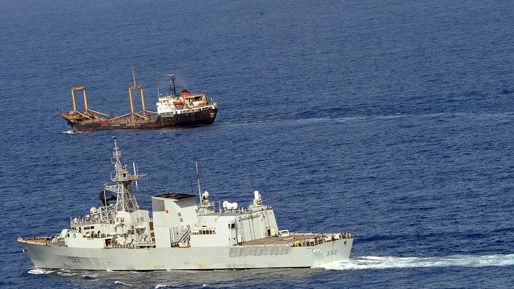 Navio canadense é avistado na costa da Somália, em setembro: cerca de 60 embarcações foram capturadas por piratas neste ano | Simon Maina / AFP Photo