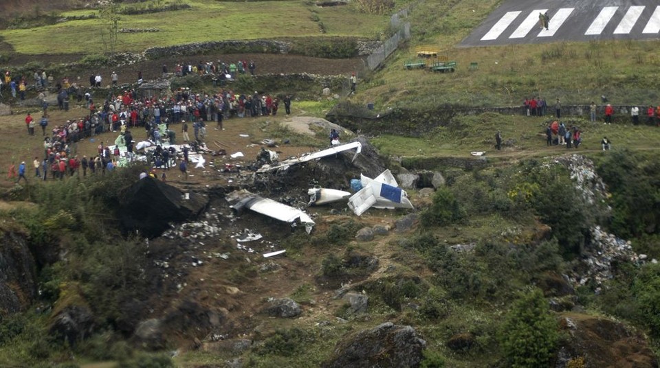 Destroços aeronave Twin Otter ficaram espalhados por metros: somente um tripulante sobreviveu | Krishna Fuyal / Reuters