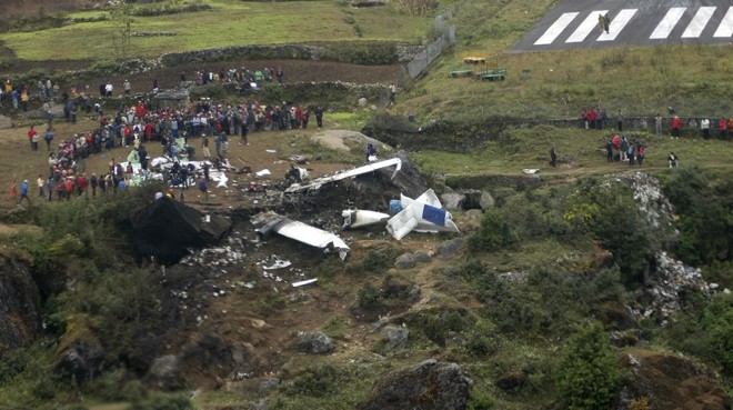 Destroços aeronave Twin Otter ficaram espalhados por metros: somente um tripulante sobreviveu | Krishna Fuyal / Reuters