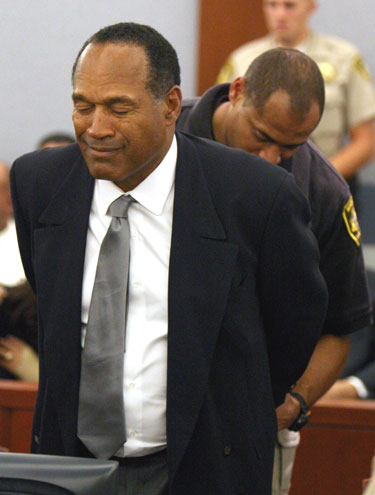 O. J. Simpson, no momento em que foi algemado | Reuters