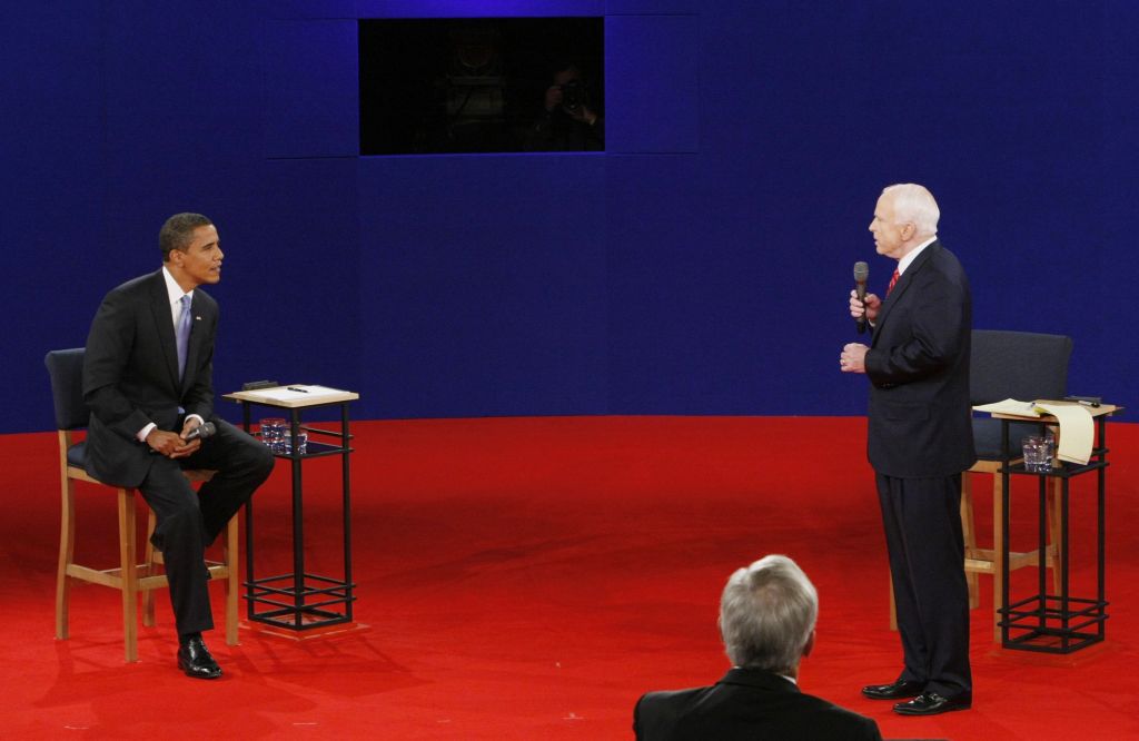 Obama e McCain discutiram em um formato diferente: caminharam por uma platéia respondendo questionamentos do eleitorado e de internautas | Rick Wilking / Reuters