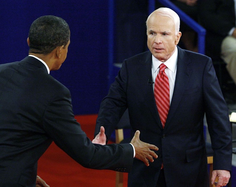 Olhares "raivosos" e um rápido aperto de mãos selaram o fim do debate entre Obama e McCain | Charles Dharapak / Reuters