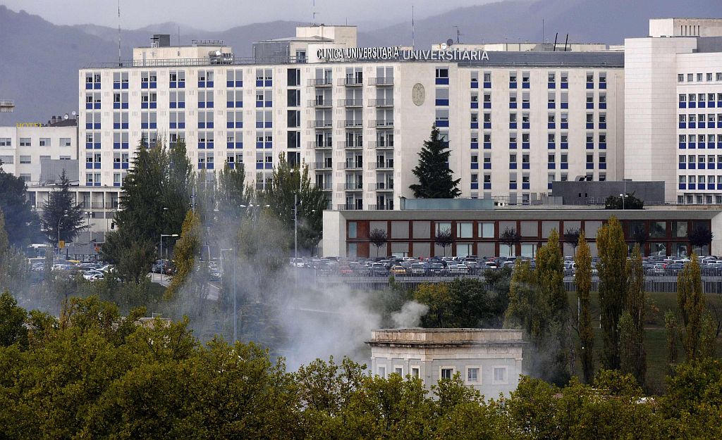 Brasileira só entendeu o que ocorria quando observou a coluna de fumaça que tomou parte de campus | Vincent West / Reuters