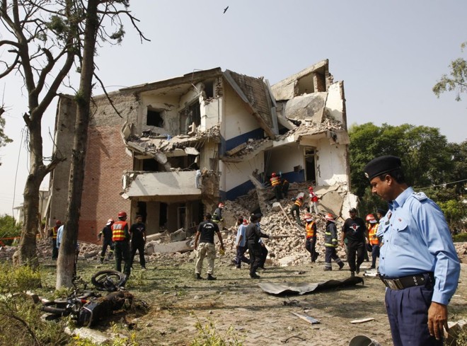 Complexo da polícia que abriga um esquadrão antiterror ficou destruído após sofrer ataque de um homem-bomba, na periferia de Islamabad | Mian Khursheed / Reuters