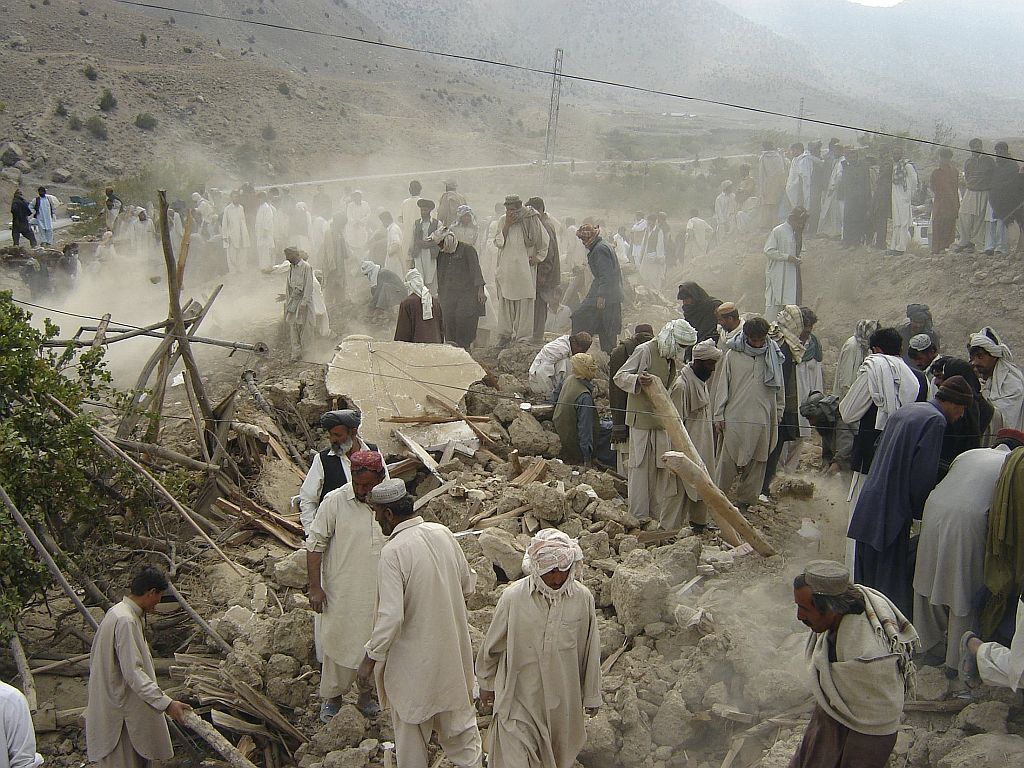 Pessoas procuram por sobreviventes nos escombros em Ziarat: ruas ficaram bloqueadas pelos destroços | Asim Tanveer / Reuters