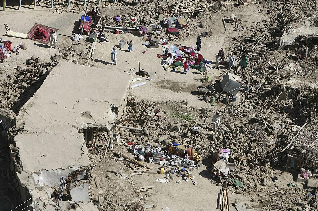 Testemunhas disseram ter sentido pelo menos 20 outros abalos secundárias de menor intensidade | Asim Tanveer / Reuters