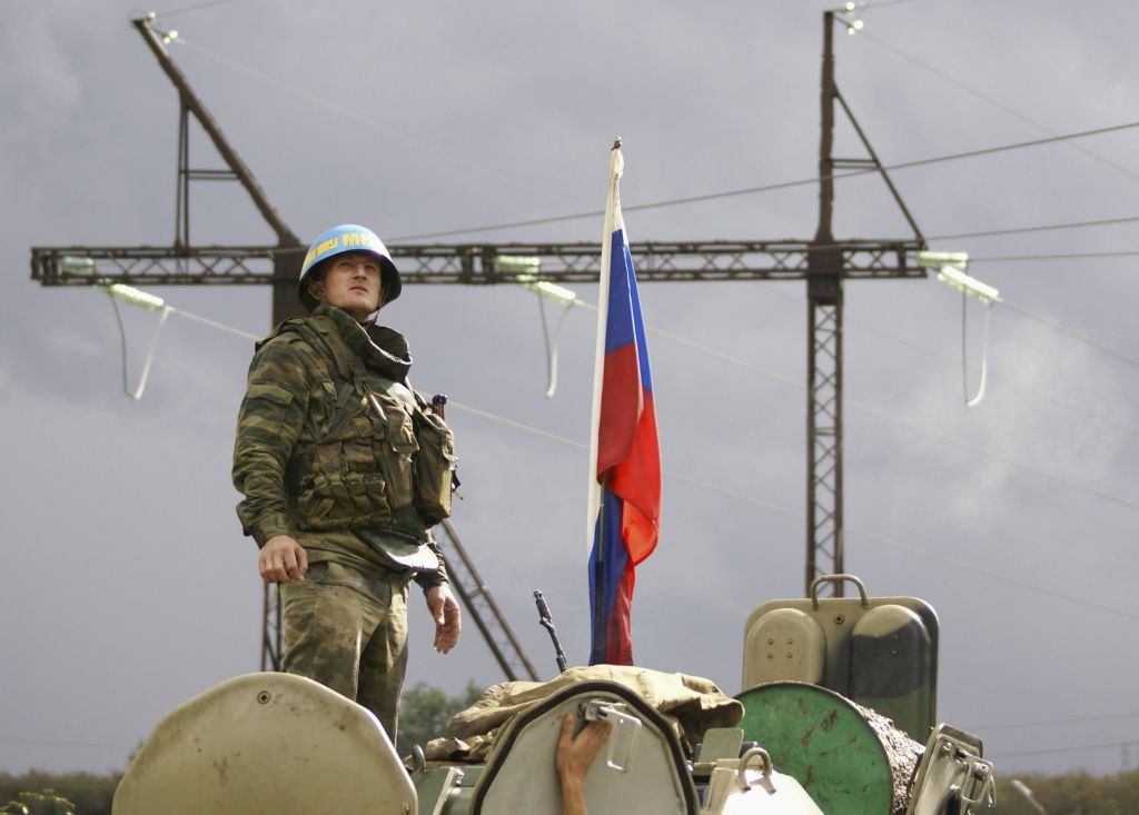 Moscou pretende manter força de paz em regiões separatistas; Tbilisi os acusa de promoverem uma ocupação: violação do cessar-fogo mediado pela França em agosto | Levan Gabechava / Reuters