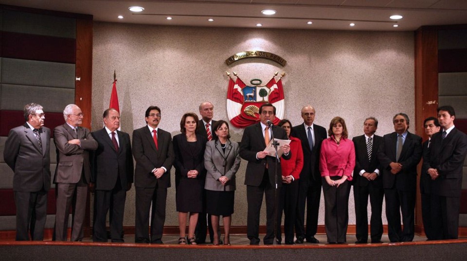 Presidente do Peru aceita renúncia de seu gabinete O primeiro-ministro peruano Jorge del Castillo (centro) oferece renúncia junto com os ministros de Alan García, após vir à tona escândalo de corrupção | AFP/Andina