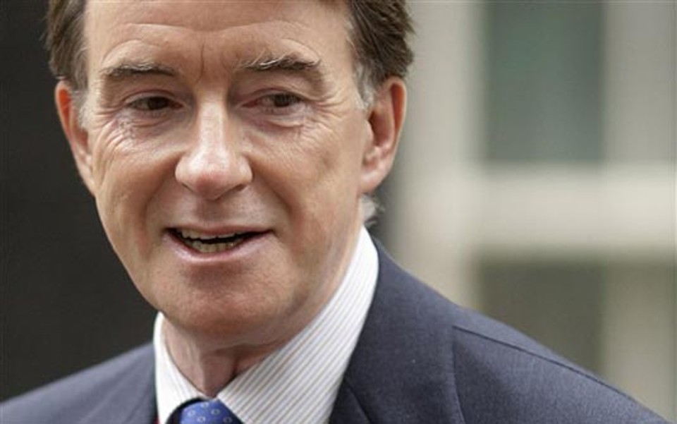 Peter Mandelson chega à residência oficial do premiê britânico, Gordon Brown, nesta sexta-feira (3) | AFP