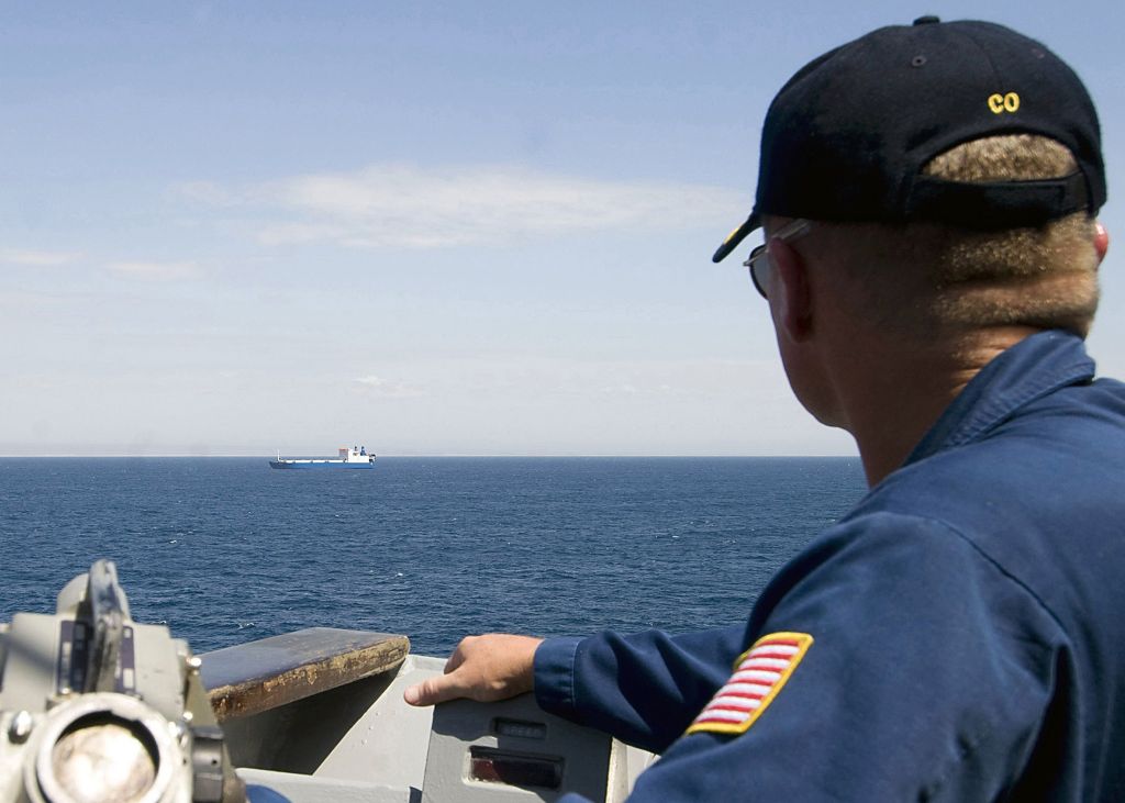 Marinha americana observa de perto navio seqüestrado | Jason R. Zalasky/Reuters